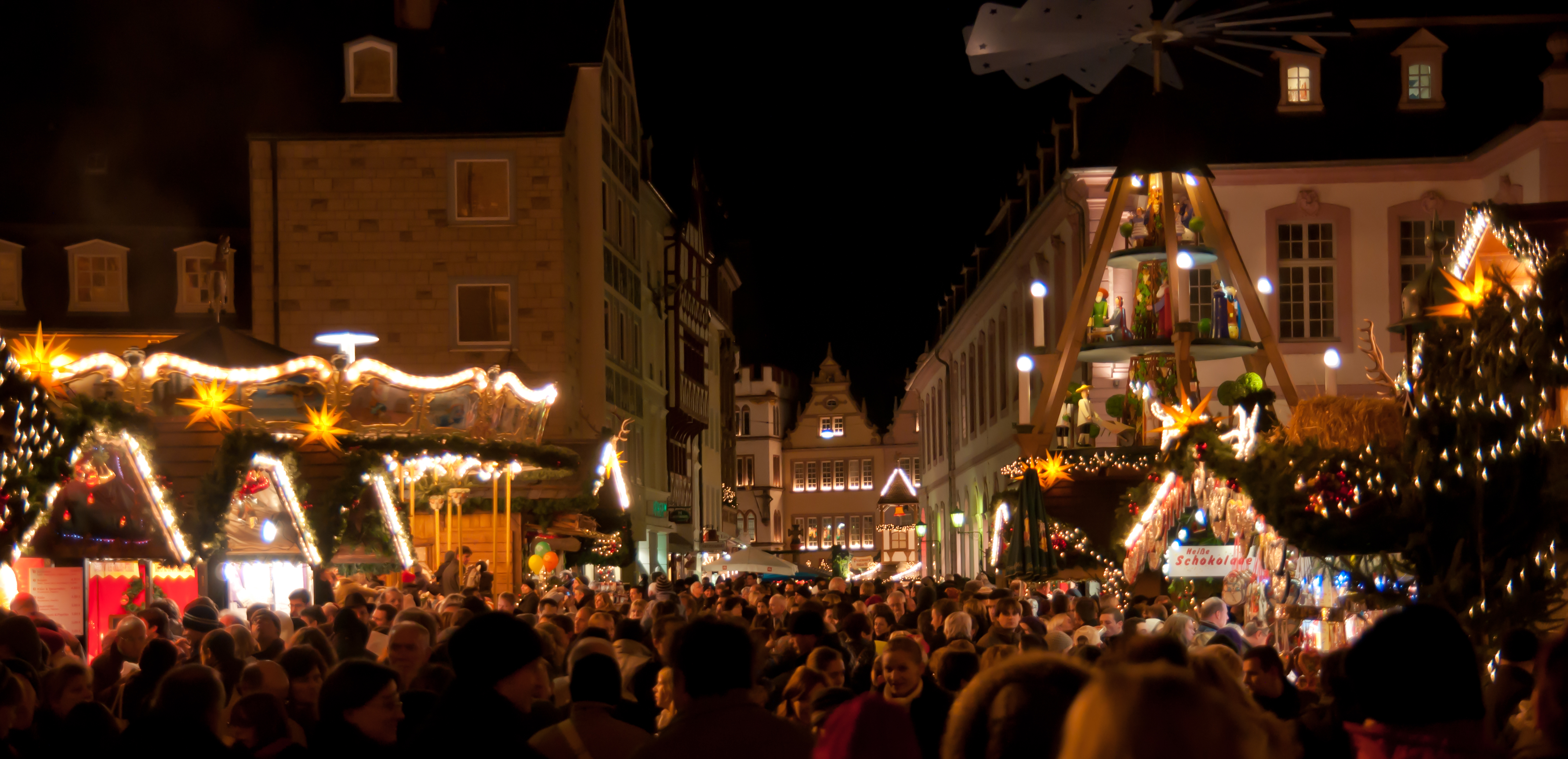 Ein überfüllter Weihnachtsmarkt in Trier