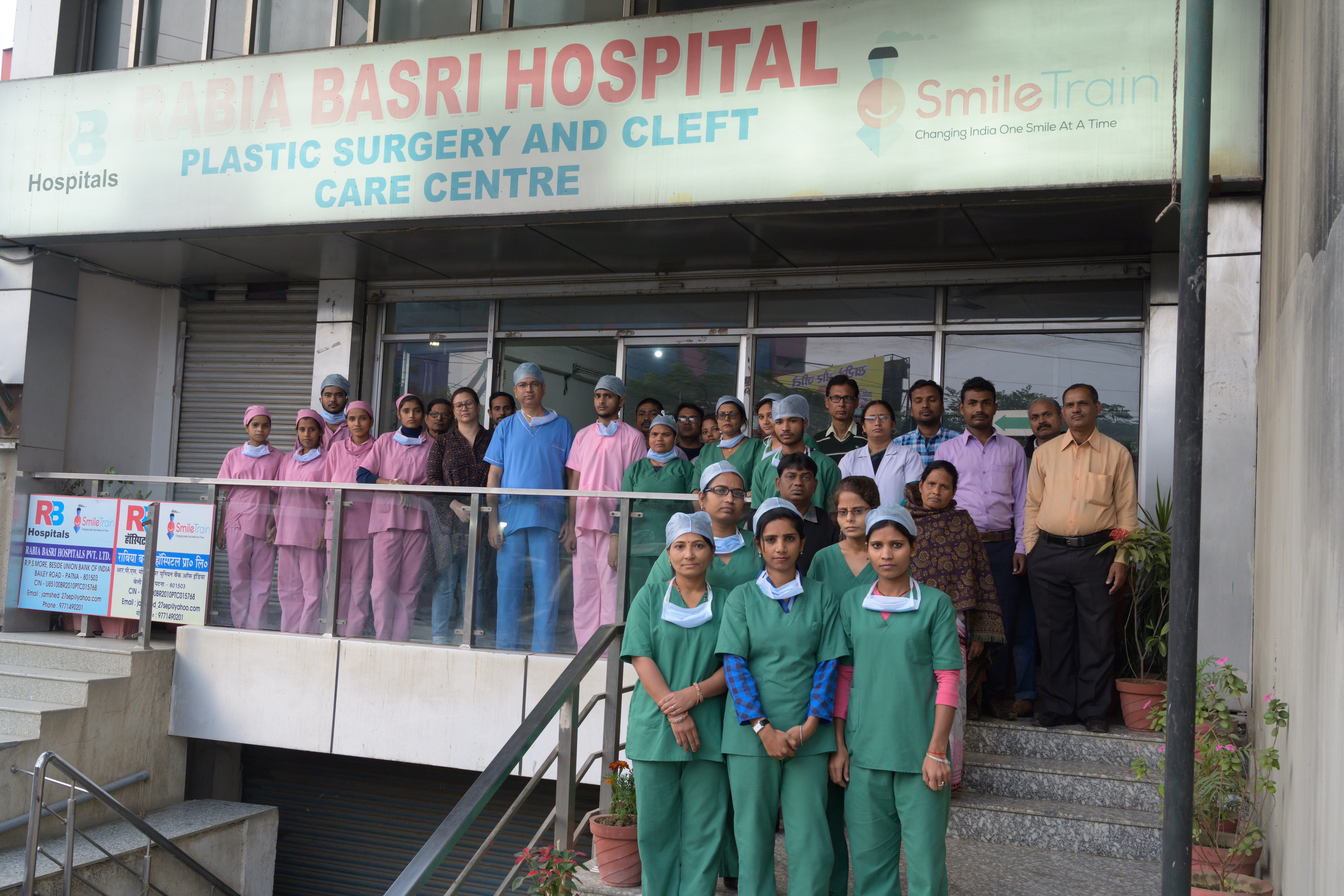 Krankenschwestern und Mitarbeiter vor dem Rabia Basri Plastic Surgery and Cleft Care Center