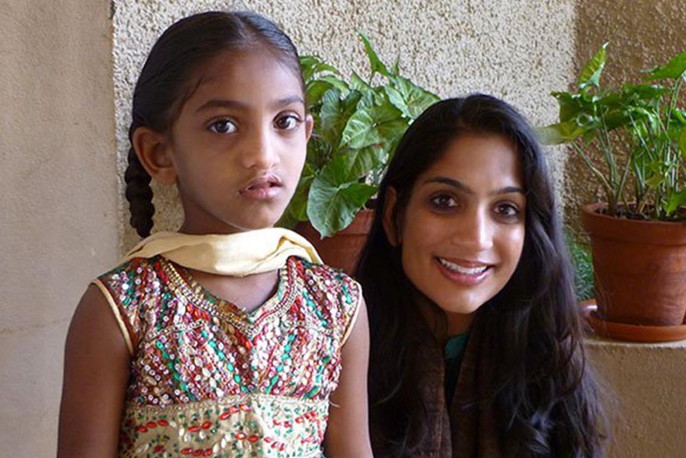 Priya Desai mit einem Patienten