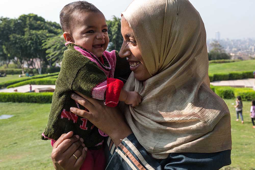Rawda lacht mit ihrer Mutter nach einer Spaltoperation