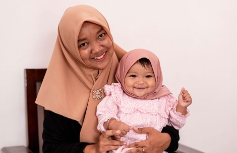 Divya lächelnd mit ihrer Mutter Indri nach der Spaltoperation.