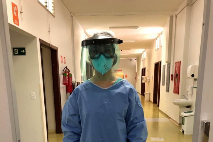 Dr. Daniely Farias im Krankenhaus mit Maske und Kittel